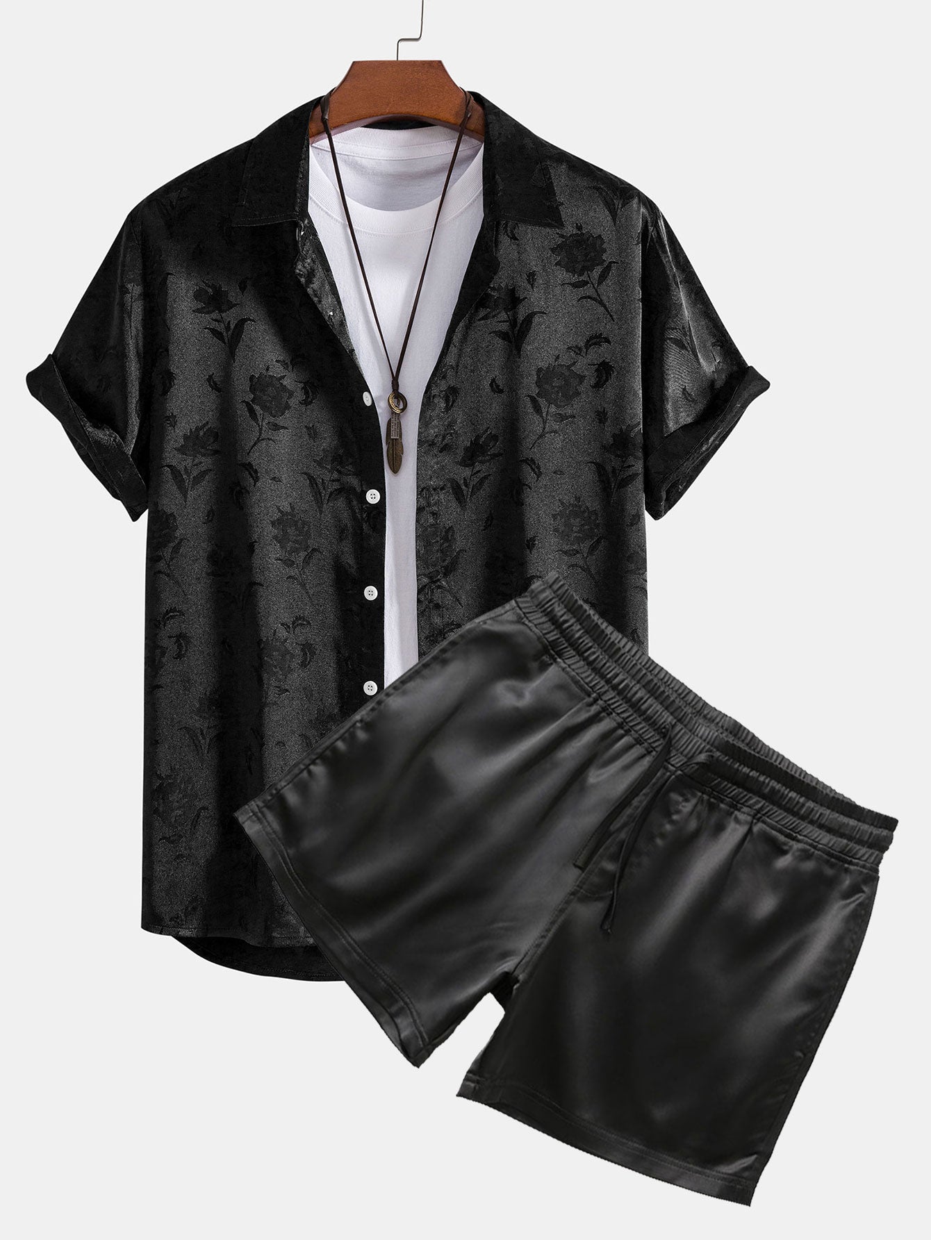 Blomstrete satengskjorte og 3-tommers satengshorts.