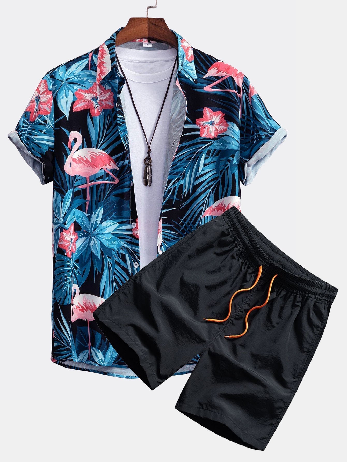 Skjorte med flamingoknappslå og badedrakt med tropisk mønster