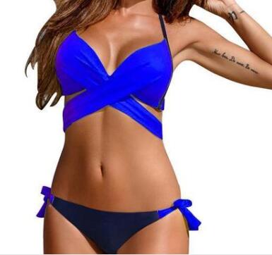 Bikini med crossover-slips i ulike varianter