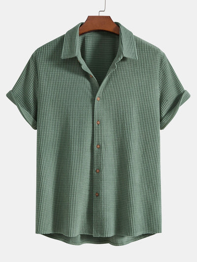 Vaffelknappet skjorte og shorts