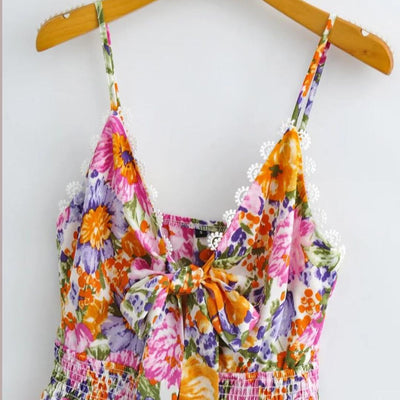 Blomstret sommerkjole med blondekant