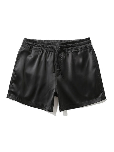 Blomstrete satengskjorte og 3-tommers satengshorts.
