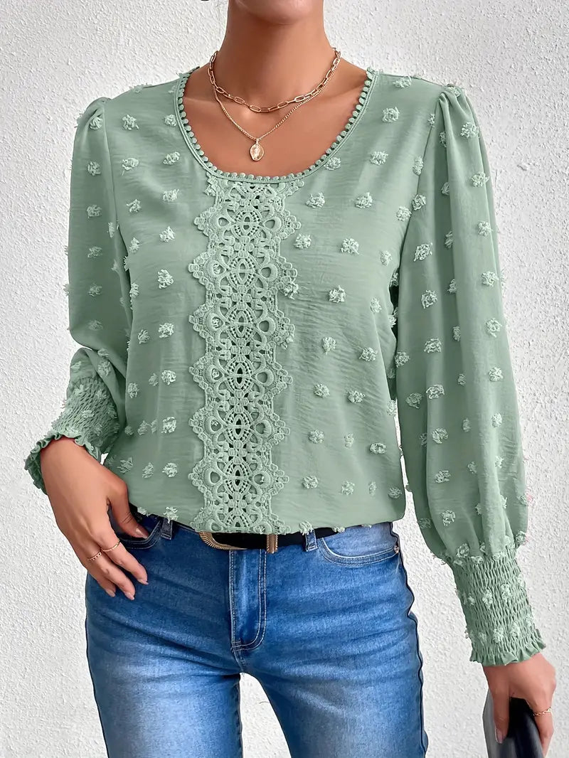 Elegant bluse med sveitsiske prikker og rund halsutringning