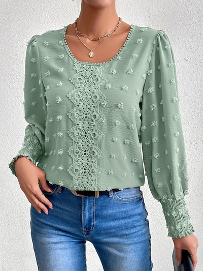 Elegant bluse med sveitsiske prikker og rund halsutringning