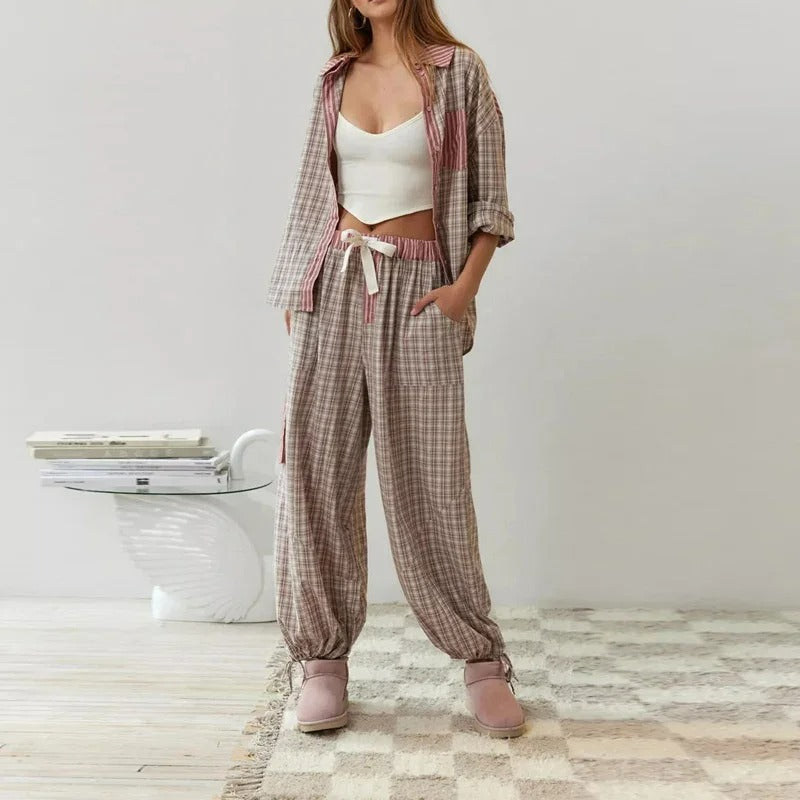 Rutete, stripete pyjamassett for kvinner