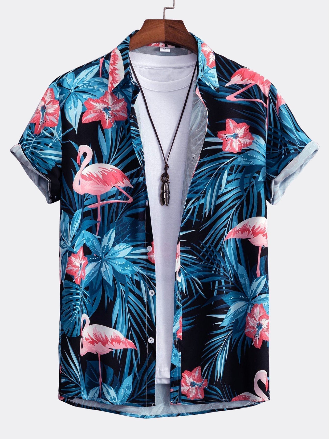 Skjorte med flamingoknappslå og badedrakt med tropisk mønster