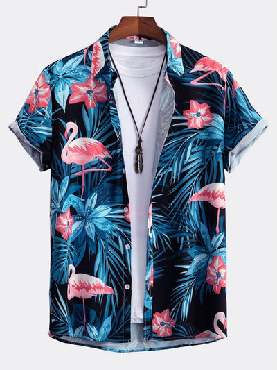 Skjorte med flamingoknappslå og badedrakt med tropisk mønster