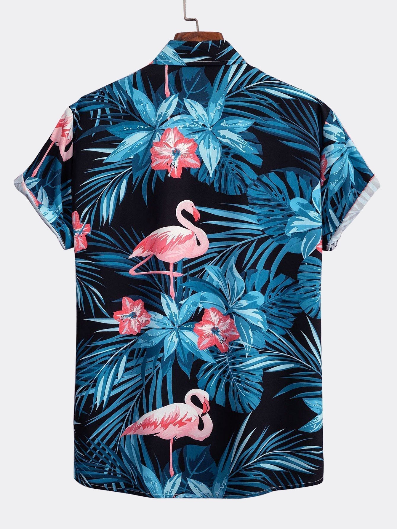 Skjorte med flamingoknappslå og badedrakt med tropisk mønster