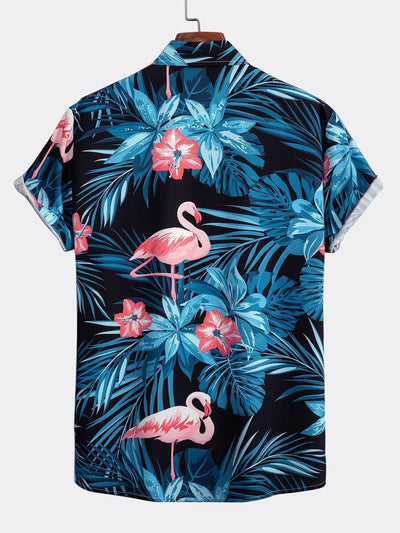 Skjorte med flamingoknappslå og badedrakt med tropisk mønster