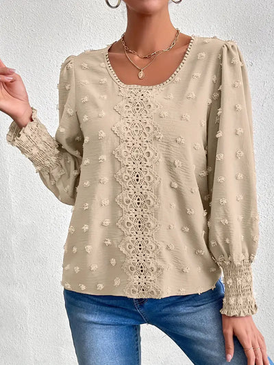Elegant bluse med sveitsiske prikker og rund halsutringning