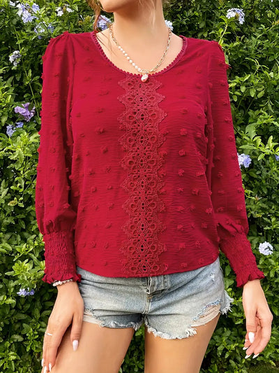Elegant bluse med sveitsiske prikker og rund halsutringning
