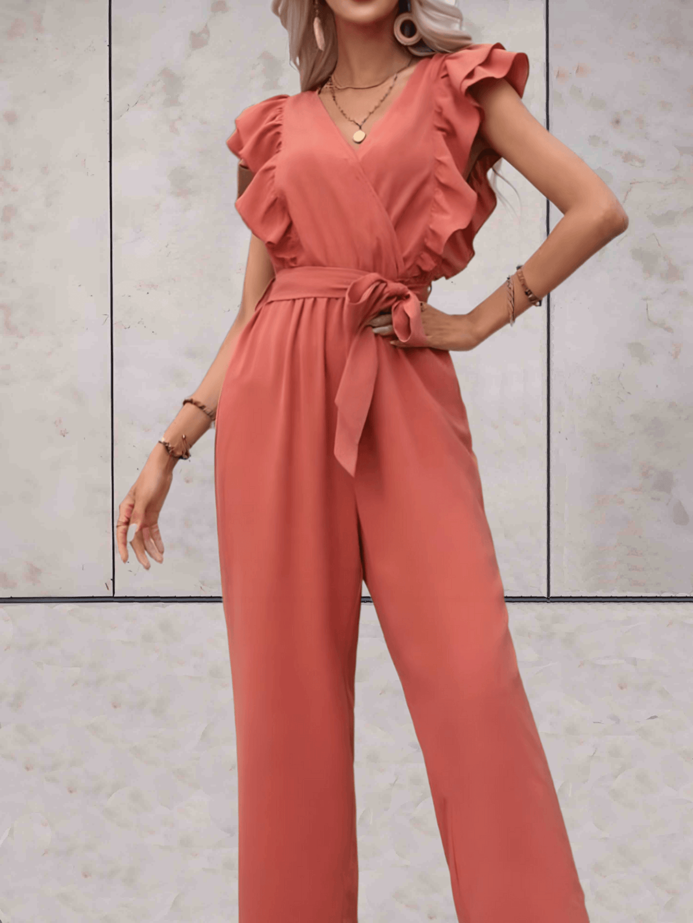 Stilig jumpsuit med V-hals og volanger for kvinner
