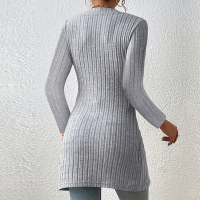 Asymmetrisk kant med knapputsmykning