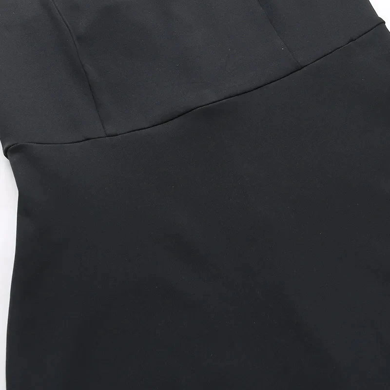 Elegant minikjole med halterneckutringning