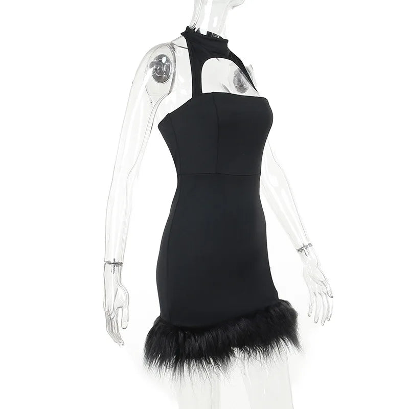 Elegant minikjole med halterneckutringning