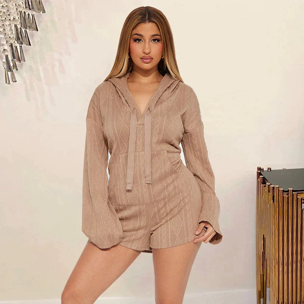 Strukturert jumpsuit med hette og lommer foran