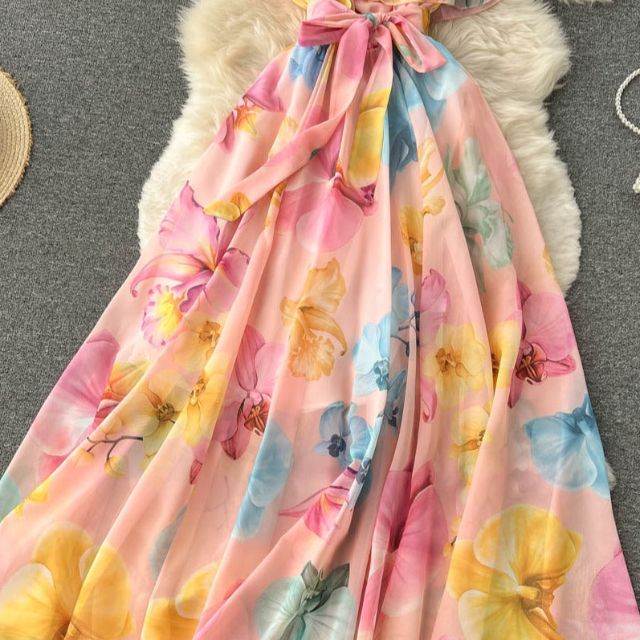 Blomstret kjole med halterneck og volanger