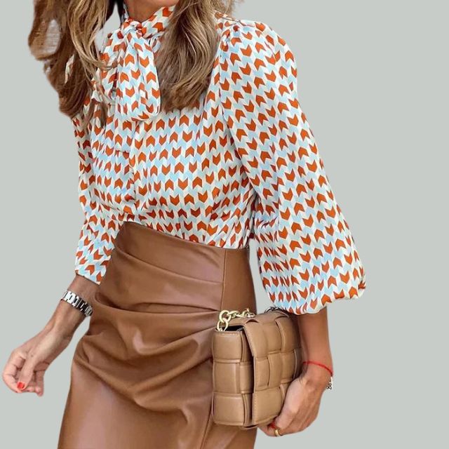 Bluse med houndstooth-trykk og høy krage