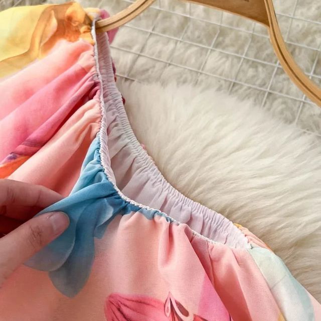 Blomstret kjole med halterneck og volanger