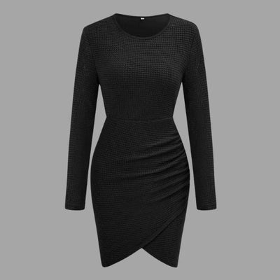 Elegant minikjole med lange ermer og asymmetrisk nederkant