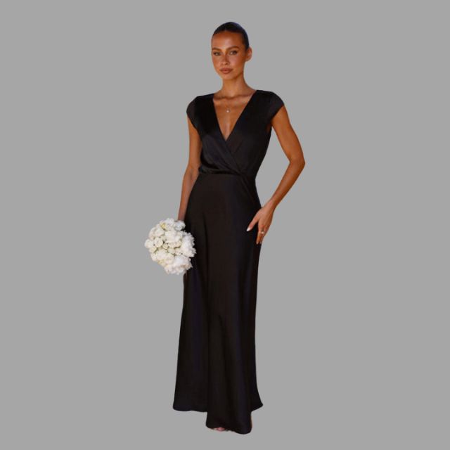 Elegant aftenkjole i sateng med dyp utringning