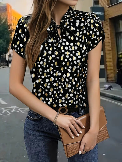 Elegant kortermet bluse med volanger