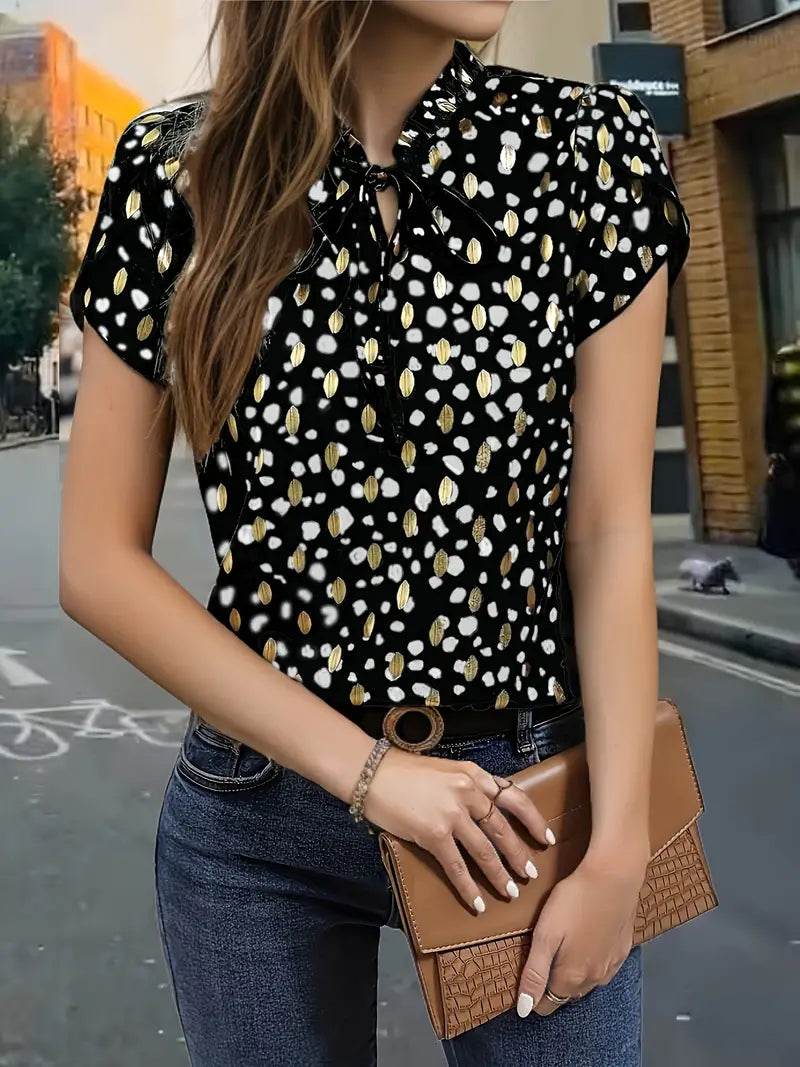 Elegant bluse med korte ermer og volanger