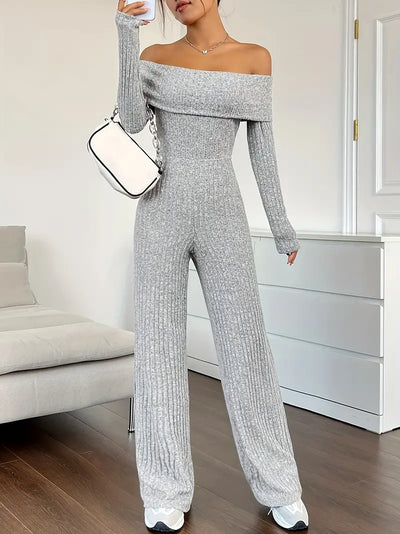 Ribbestrikket jumpsuit med skulderstropper