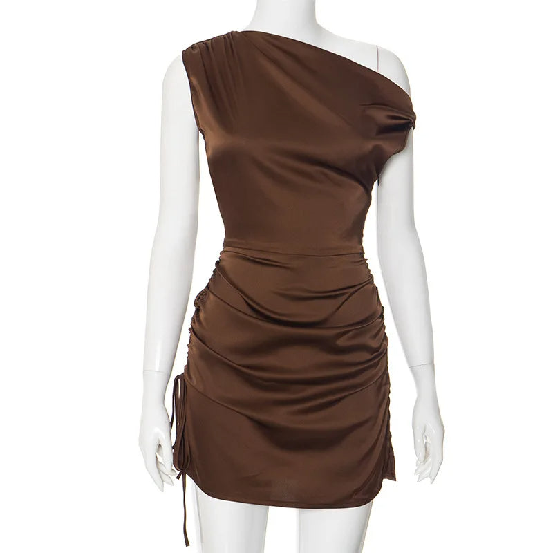 Asymmetrisk bodycon-minikjole med plisseringer