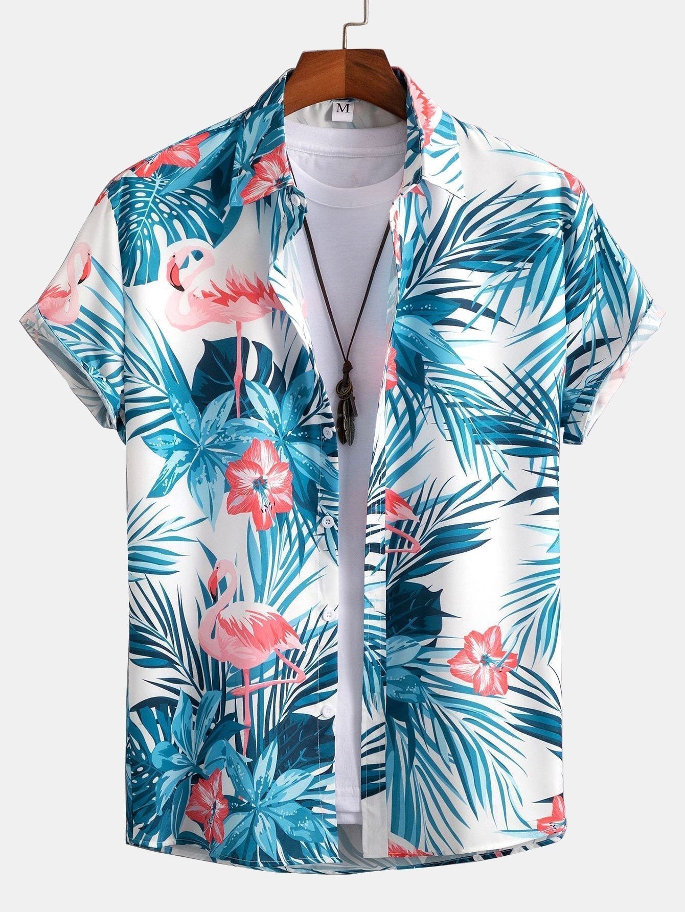 Skjorte med flamingoknappslå og badedrakt med tropisk mønster