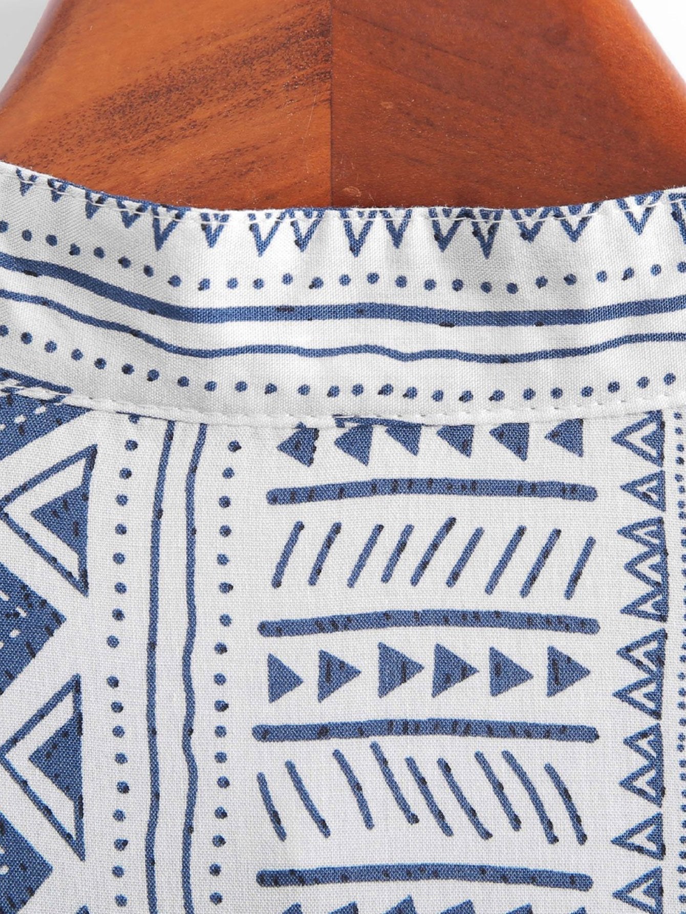 Skjorte med geometrisk tribaltrykk og halv mansjett med Henley-krage